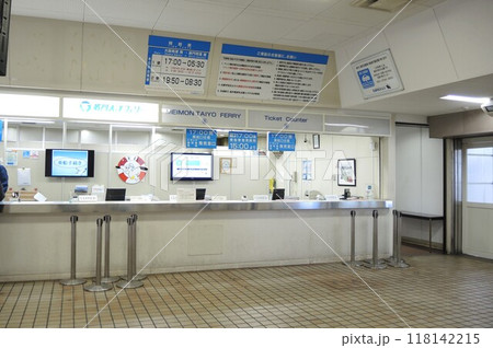 大阪南港フェリーターミナル「名門大洋フェリー」チケットカウンター 118142215