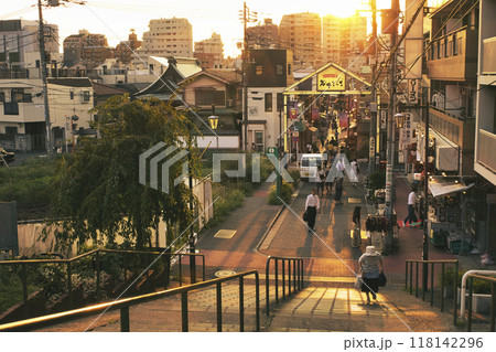 東京都 谷中ぎんざ・谷中銀座商店街 夕やけだんだんからの夕暮れ風景 谷根千散歩コース 東京都 谷中ぎんざ・谷中銀座商店街 夕やけだんだんからの夕暮れ風景 谷根千散歩コース 118142296
