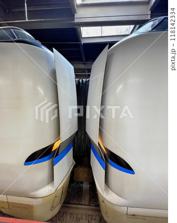 北陸新幹線延伸前の金沢駅に停車する683系しらさぎ 118142334