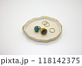 小皿の上の指輪 118142375