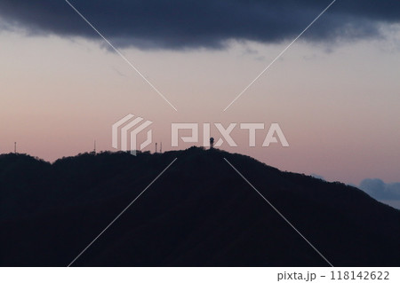 夕焼けと山のシルエット 118142622