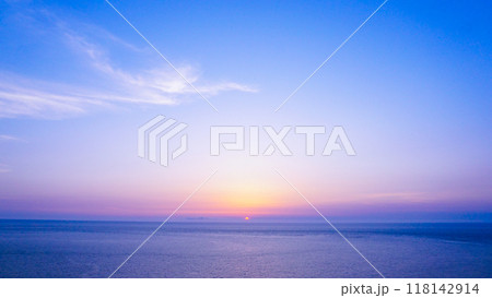 長崎県平戸市の大バエ灯台の夕日 118142914