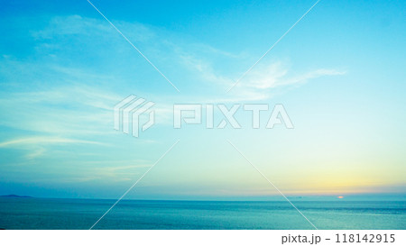 長崎県平戸市の大バエ灯台の夕日 長崎県平戸市の大バエ灯台の夕日 118142915