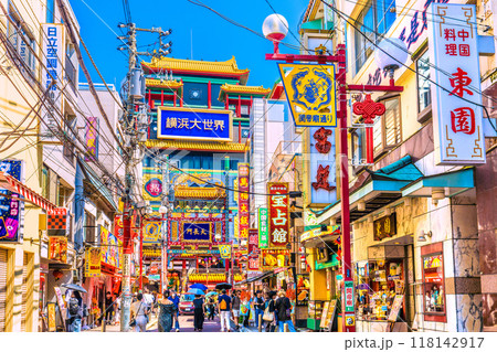 日本の横浜都市景観 9月、賑わう横浜中華街・関帝廟通りなどを望む。奥は「天長門」や横浜大世界=7日 日本の横浜都市景観 9月、賑わう横浜中華街・関帝廟通りなどを望む。奥は「天長門」や横浜大世界=7日 118142917