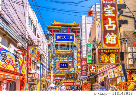 日本の横浜都市景観 9月、賑わう横浜中華街・関帝廟通りなどを望む。奥は「天長門」や横浜大世界=7日 日本の横浜都市景観 9月、賑わう横浜中華街・関帝廟通りなどを望む。奥は「天長門」や横浜大世界=7日 118142918