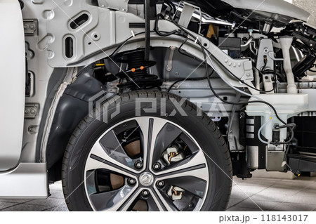 メンテナンスのため分解された電気自動車のフロント回り 118143017