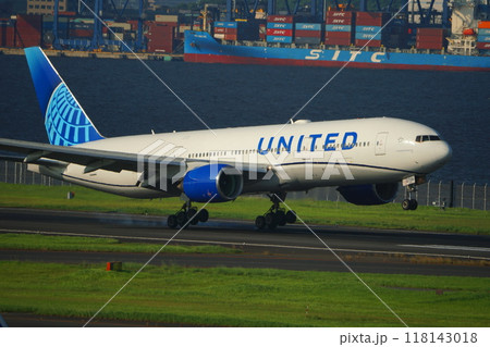 着陸する飛行機 118143018