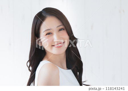 若い女性のポートレート 118143241