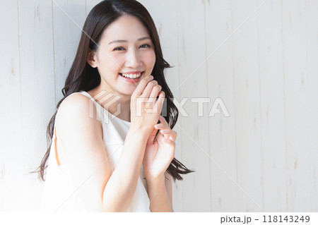 若い女性のポートレート 118143249
