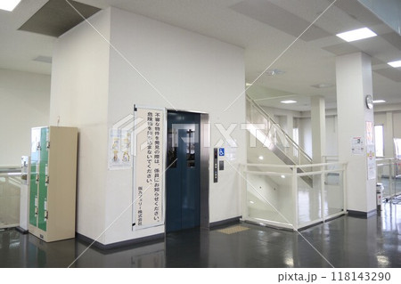 【大阪】阪九フェリー「泉大津港フェリーターミナル」内のエレベーターとコインロッカー 118143290