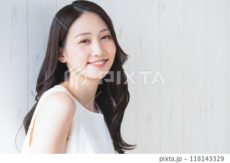 若い女性のポートレート 118143329