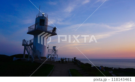 大バエ灯台の夕焼け。長崎県平戸市 大バエ灯台の夕焼け。長崎県平戸市 118143461