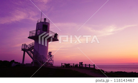大バエ灯台の夕焼け。長崎県平戸市 118143467