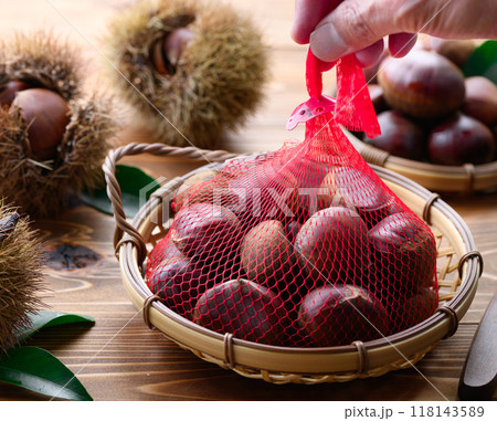 秋の味覚 栗 (袋入り) 秋の味覚 栗 (袋入り) 118143589