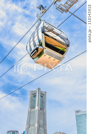 横浜桜木町の都市風景　ロープウェイとランドマークタワー 118143918
