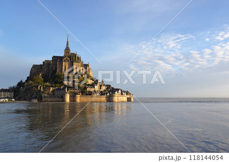 朝の満潮時のモンサンミッシェル 118144054
