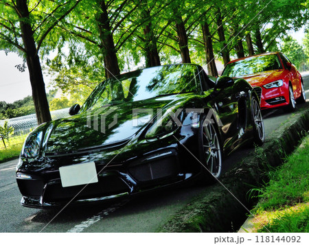 ピカピカの黒いオープンカー 118144092