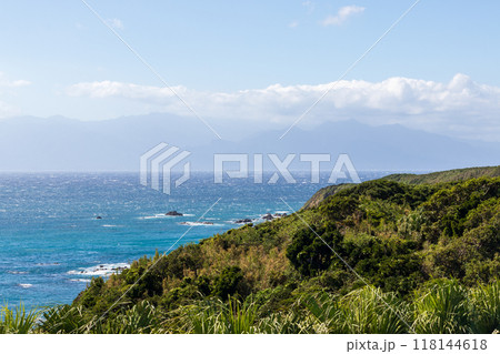 日本の鹿児島・種子島の門倉岬から望む屋久島・海・空・波 118144618