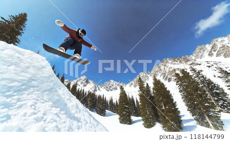 青空を背景にジャンプするスノーボーダー 青空を背景にジャンプするスノーボーダー 118144799