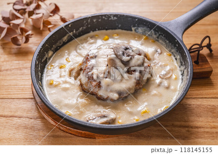 ホワイトソースの煮込みハンバーグ ホワイトソースの煮込みハンバーグ 118145155