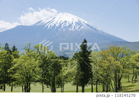 新緑の芝生が綺麗なゴルフ場 118145270