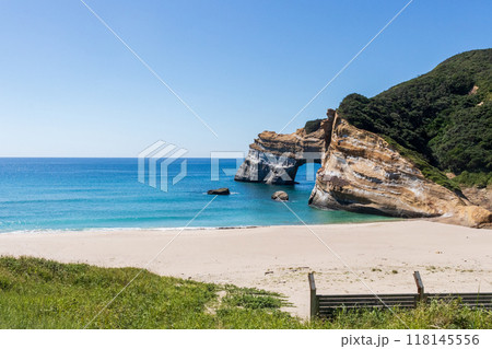 日本の鹿児島・種子島の象の水飲み岩・海・空・波 日本の鹿児島・種子島の象の水飲み岩・海・空・波 118145556
