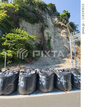崖崩れによる道路復旧工事 118145615