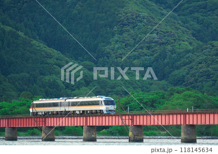 由良川橋梁を渡る京都丹後鉄道KTR8500、丹後の美しい風景 118145634