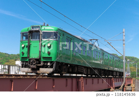 青空の下伊佐津川橋梁を走る113系電車 118145636