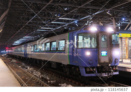 夜の旭川駅に停車するJR北海道キハ183特急「大雪」 118145637