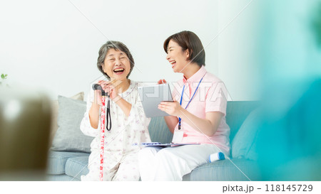 訪問介護　シニア女性 118145729