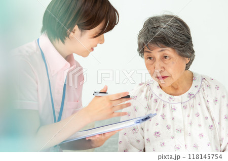 訪問医療　シニア女性 118145754