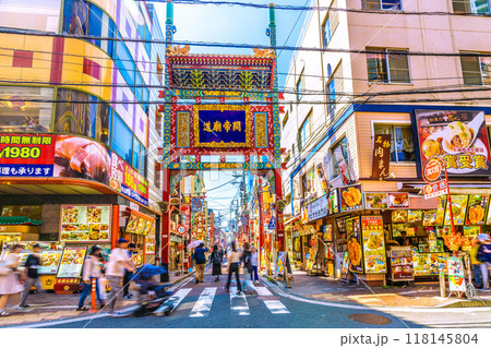 日本の横浜都市景観 9月、横浜中華街・関帝廟通り(奥)や関帝廟通（天長門）。開運コースは…＝7日 118145804