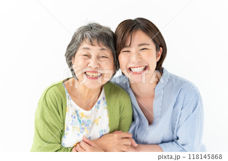 おばあちゃんと孫 仲良し おばあちゃんと孫 仲良し 118145868