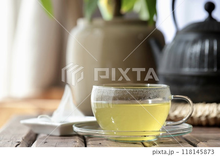 ガラスカップと鉄瓶で淹れたホット緑茶のティーセット ガラスカップと鉄瓶で淹れたホット緑茶のティーセット 118145873