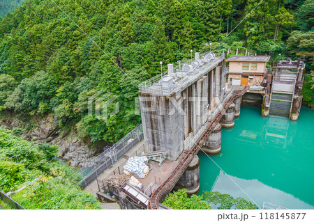 エメラルドグリーンの水を湛えるダム湖　白丸ダム調整池 118145877