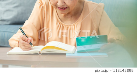 悩むシニア女性　通帳　終活 118145899