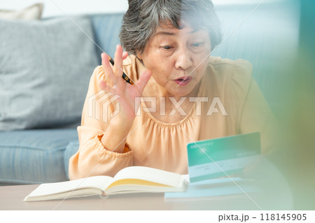 悩むシニア女性 通帳 終活 悩むシニア女性 通帳 終活 118145905