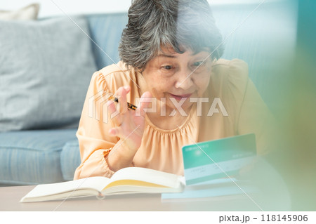 悩むシニア女性　通帳　終活 118145906
