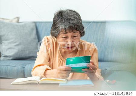 悩むシニア女性　通帳　終活 118145914