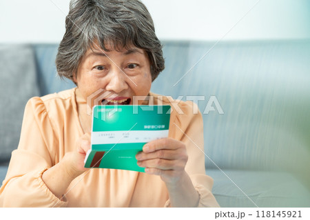 悩むシニア女性 通帳 終活 悩むシニア女性 通帳 終活 118145921