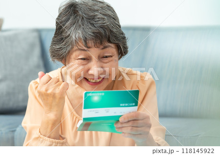悩むシニア女性　通帳　終活 118145922