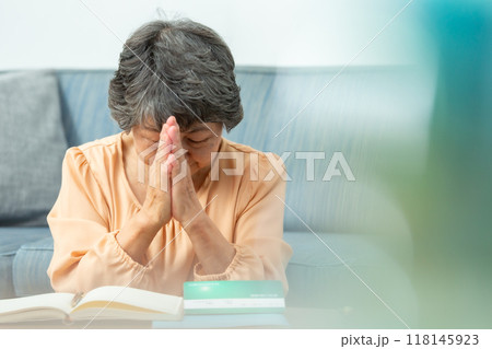 悩むシニア女性　通帳　終活　拝む 118145923