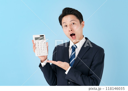 計算機を見せる男性　ビジネス　驚く 118146035