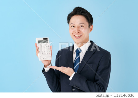 計算機を持つ男性　ビジネス　お勧め 118146036