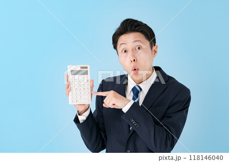 計算機を見せる男性　ビジネス　驚く 118146040
