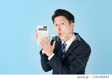 計算機を見せる男性 ビジネス 驚く 計算機を見せる男性 ビジネス 驚く 118146041