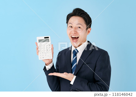 計算機を見せる男性　ビジネス　驚く 118146042
