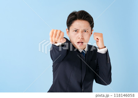 ファイティングポーズのビジネスマン　 118146058
