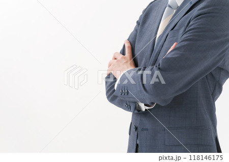 腕組みをするビジネスマンのパーツカット 118146175